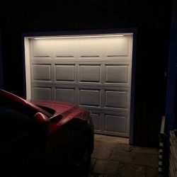 en upplyst garagepost i mörker.
