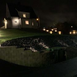 en hus om kvällen som lyses upp av spot lights.